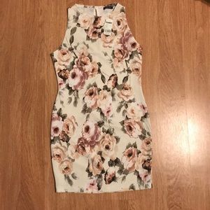Mini floral ivory dress.